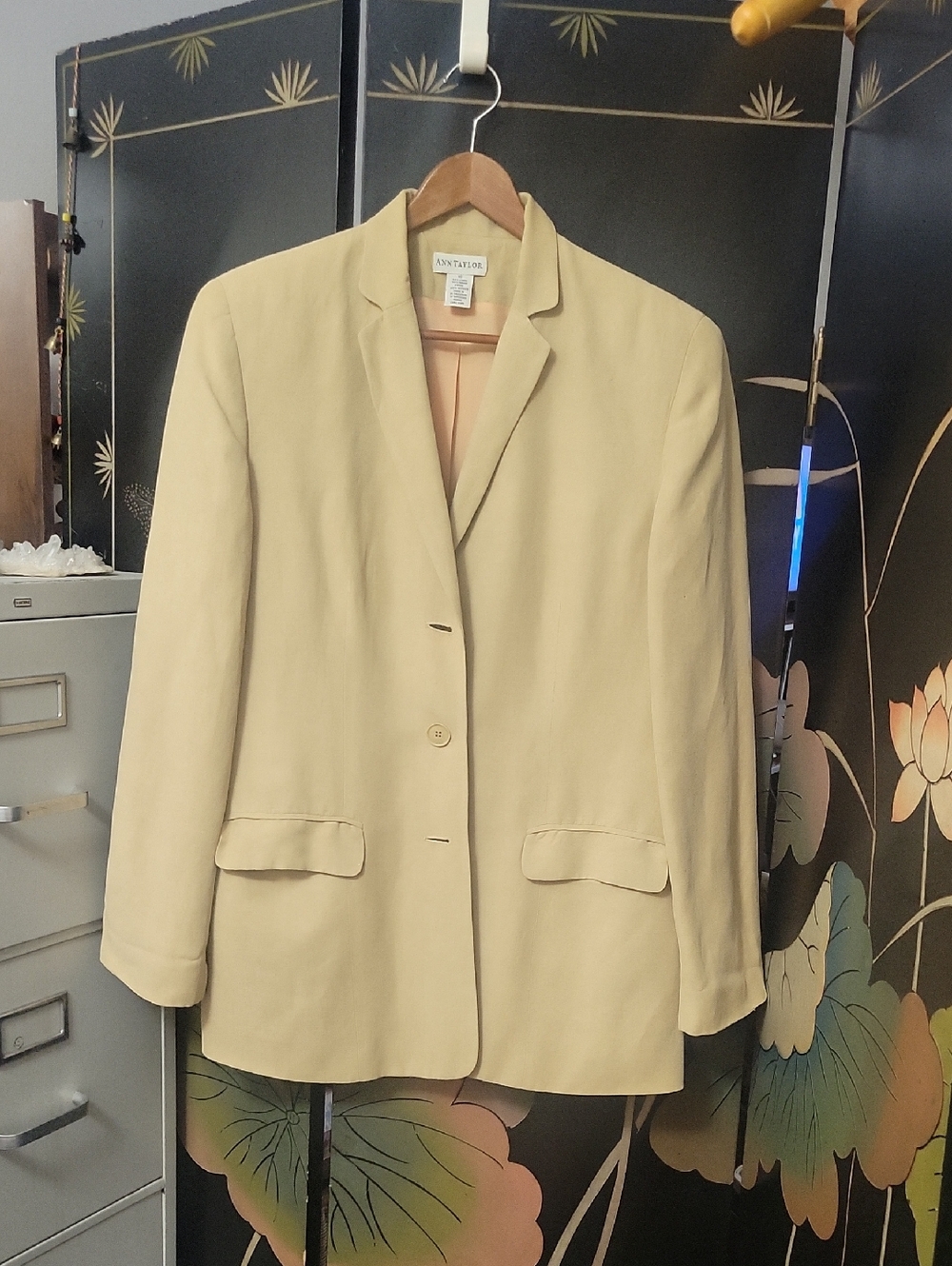 Beautiful Linen Beige Long Sleeve Suitcoat Size 10, Front Pockets